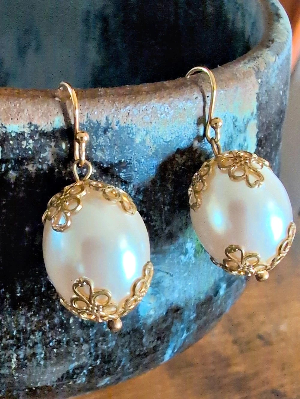 Vintage Pearl Filigree Drop Earrings in White & Gold Like New
